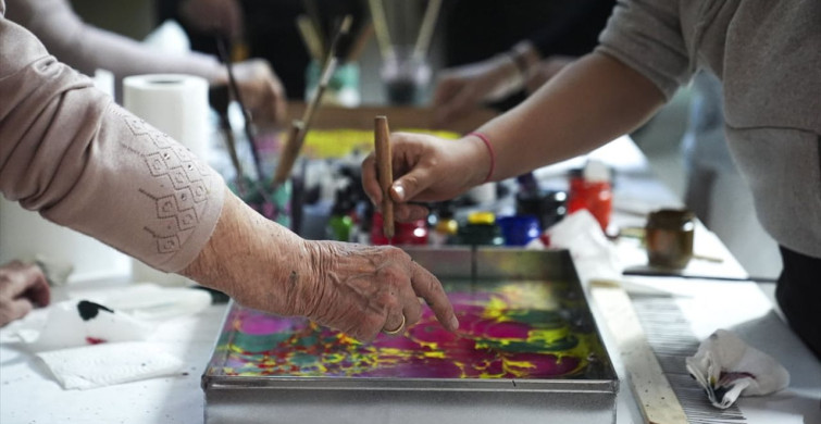 Devlet Korumasındaki Kız Çocukları Ebru Sanatı ile Yaşlılarla Buluştu