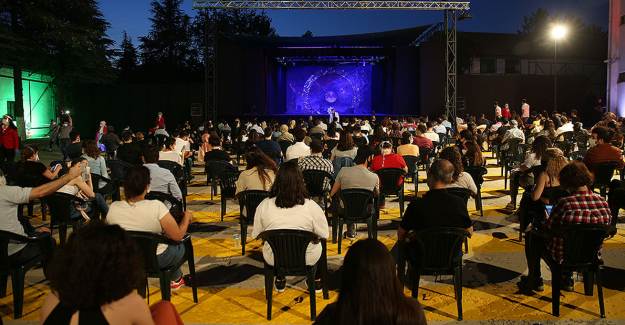Devlet Tiyatroları Perdelerini Açık Havada Açtı