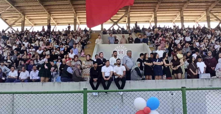 Devrek'te Mezuniyet Coşkusu: Yüzlerce Öğrenci Kep Attı