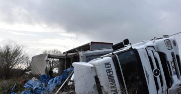 Devrilen TIR Nedeniyle Ağrı-İran Kara Yolunda Ulaşım Aksadı