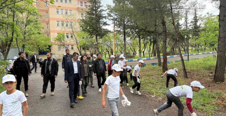 Dicle Kaymakamı Mustafa Atış, Öğrencilerle Temizlik Etkinliği Düzenledi