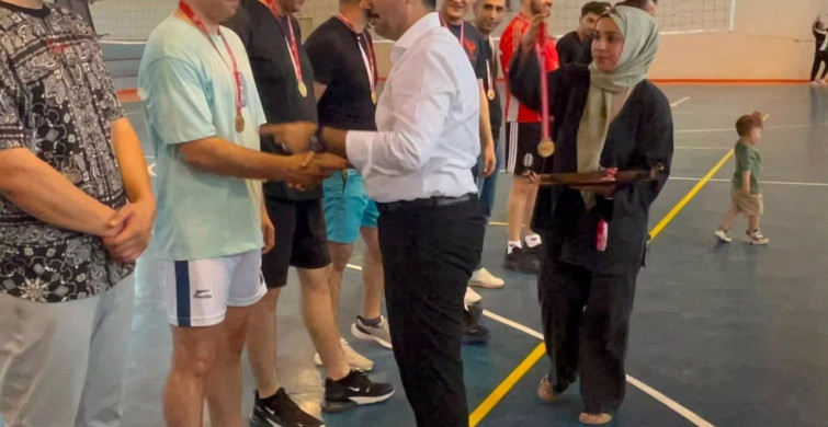 Dicle'de kurumlar arası voleybol turnuvası sona erdi