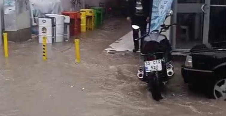 Dikili'de Aniden Gelen Sağanak Yağış Hayatı Olumsuz Etkiledi