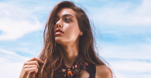 Dilan Çiçek Deniz'in Tarzı Cannes'ta Dikkat Çekti