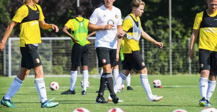 Dirk Kuyt, 11 yıl sonra Fenerbahçe’ye katıldı