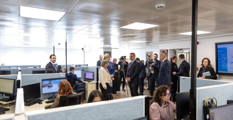 Dışişleri Bakanı Hakan Fidan, Konsolosluk Çağrı Merkezi'ni Ziyaret Etti