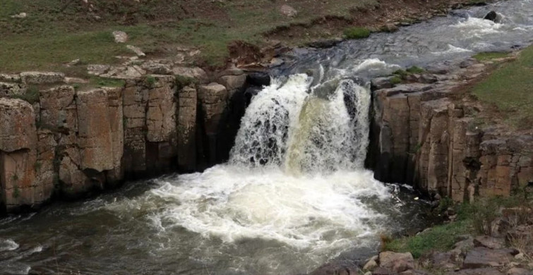 Diyadin'deki Yıldızlı Şelalesi Baharda Coştu