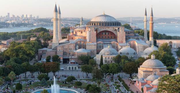 Diyanet'ten Ayasofya Düzenlemesi: Resimler Namaza Engel Değil