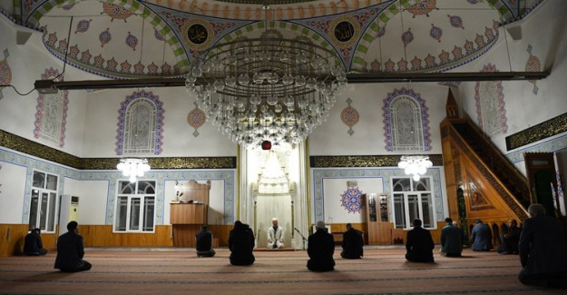 Diyanet'ten Yeni Cuma Namazı Kararı