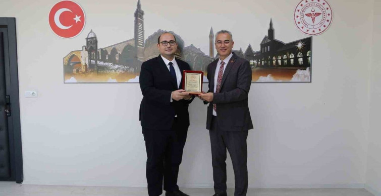 Diyarbakır sağlık müdürü emre asiltürk, dicle ilçe sağlık müdürü fırat köse’ye plaket takdim etti