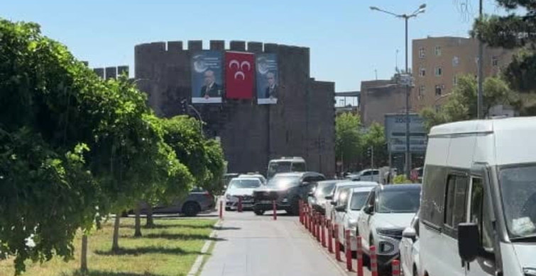 Diyarbakır surlarında MHP lideri Bahçeli’nin dev posteri asıldı, barış çağrısında bulunuldu