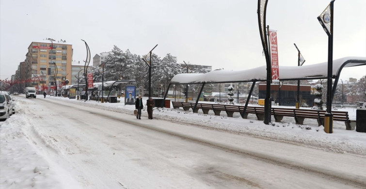 Diyarbakır ve Çevresindeki Illerde Kar Yağışı Etkili Olmaya Devam Ediyor