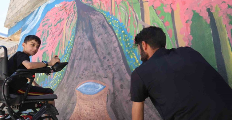 Diyarbakır'da babası, engelli oğlunun hayallerini duvara çiziyor