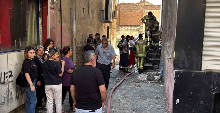 Diyarbakır'da Bina Girişindeki Odunlukta Yangın Çıktı