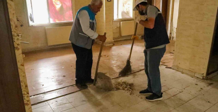 Diyarbakır'da bir evden üç kamyon çöp tahliye edildi