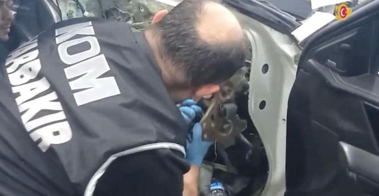 Diyarbakır'da bir otomobilin gizli bölmelerinden çok sayıda silah ele geçirildi