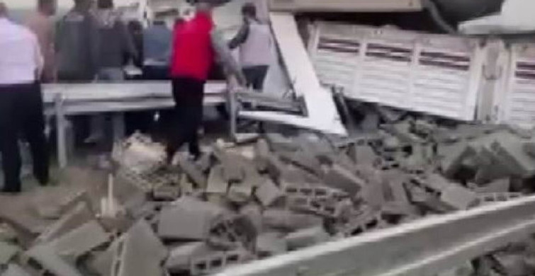 Diyarbakır’da Briket Yüklü Tırın Yan Yatması: 1 Yaralı