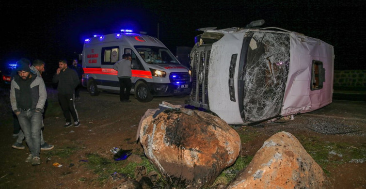 Diyarbakır'da İnşaat İşçilerini Taşıyan Minibüs Devrildi