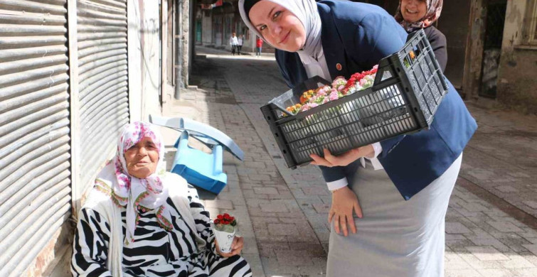 Diyarbakır'da Kadın Muhtardan Annelere Anlamlı Jest