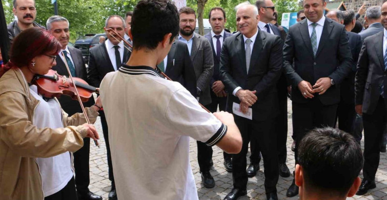 Diyarbakır'da Mesleki ve Teknik Eğitim Fuarı: Gençlerle Geleceği Şekillendiriyoruz