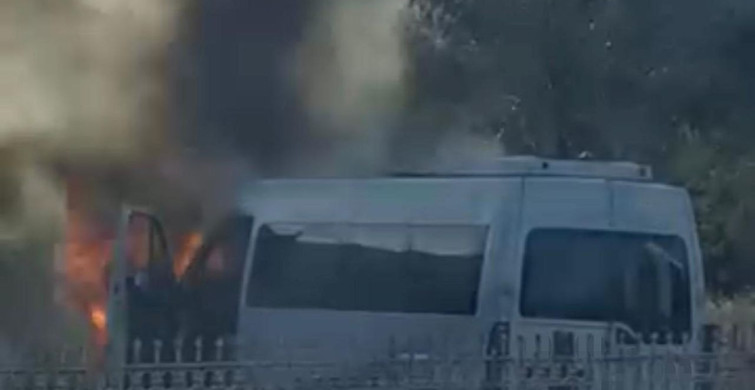 Diyarbakır'da Minibüs Yangını: Araç Kül Oldu