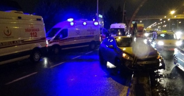 Diyarbakır'da Otomobil Refüje Çarptı! 5 Yaralı