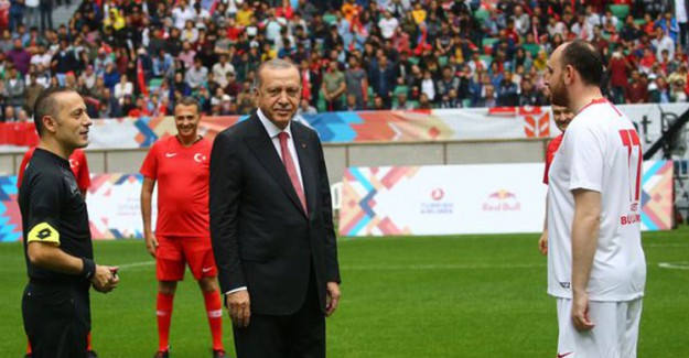 Diyarbakır’da Oynanan 'Şöhretler Karması' Maçında Dostluk Kazandı!