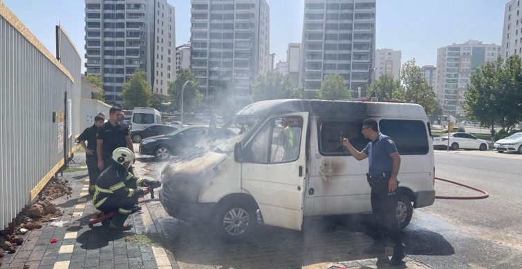 Diyarbakır'da Park Halindeki Minibüs Yangını