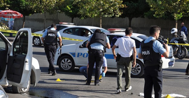 Diyarbakır'da Polis Ekiplerine Bombalı İle Saldırı Yapıldı