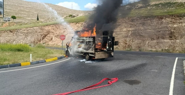 Diyarbakır'da Seyir Halindeki Kamyonet Yandı