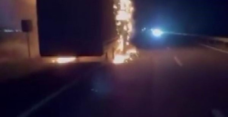 Diyarbakır'da Seyir Halindeki Tır Yangını