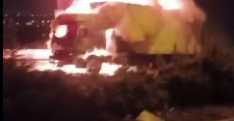 Diyarbakır'da Seyir Halindeki Tırda Yangın Çıktı