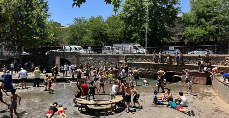Diyarbakır'da sıcaklık 37 dereceyi buldu, çocuklar Anzele Parkı'na akın etti