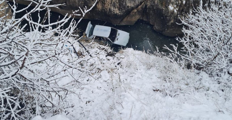 Diyarbakır'da Sinek Çayı'na Düşen Otomobilde Yaralılar Var