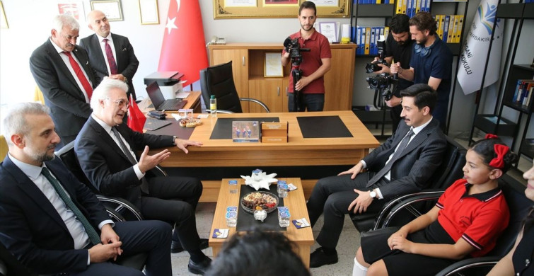 Diyarbakır'da 'Tamer Karadağlı Sahnesi' Açıldı