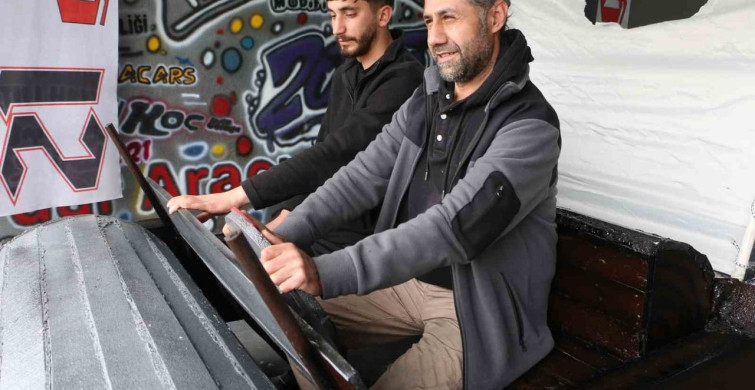 Diyarbakır'da Taş Devri Temalı Ahşap Araç İlgiyi Üzerine Çekti