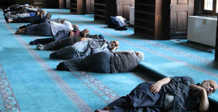 Diyarbakır'da turistler sıcak havadan korunmak için camilere sığındı