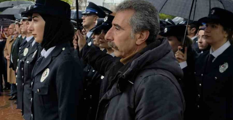 Diyarbakır'da Vatandaşlardan Polislere Yağmurda Destek