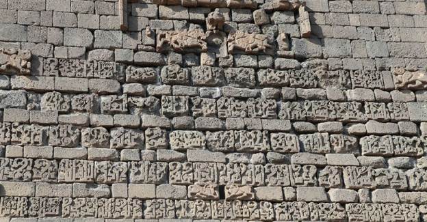 Diyarbakır'da Yıkılan Gecekondulardan Çıkan Kitabe ve Nişler Şaşkınlık Yarattı