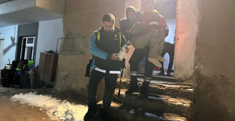 Diyarbakır'da Yol Kapandı, UMKE Hastayı Kurtardı