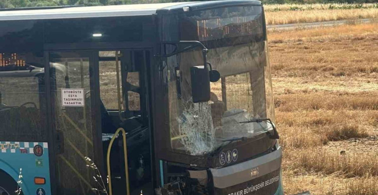 Diyarbakır'da yolcu otobüsü ile otomobilin çarpışma tehlikesi kazaya neden oldu