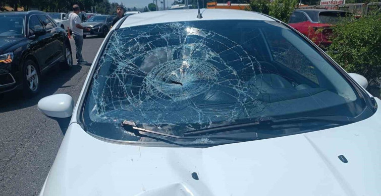 Diyarbakır'da yolun karşısına geçmeye çalışan şahsa otomobil çarptı
