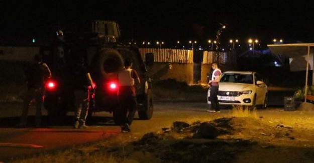Diyarbakır'da Zırhlı Polis Arabasına El Bombası Atıldı