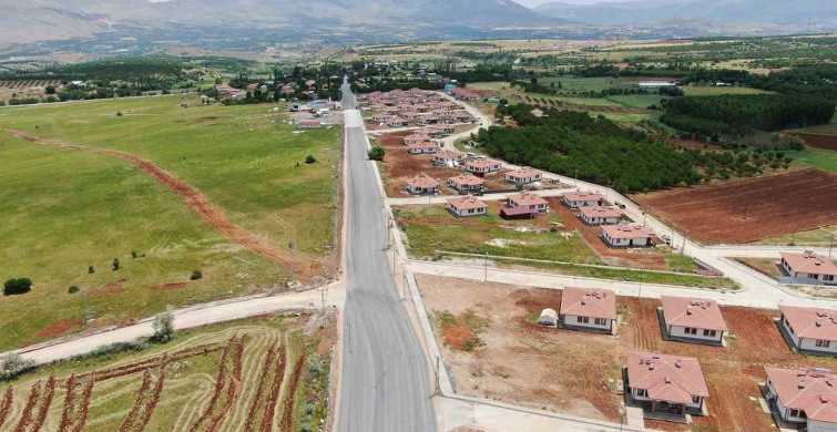 Doğanşehir Yolkoru'da tozlu yol tarihe karıştı