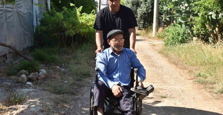 Doğuştan engelli Kerim’in karne mutluluğu tekerlekli sandalye ile taçlandı