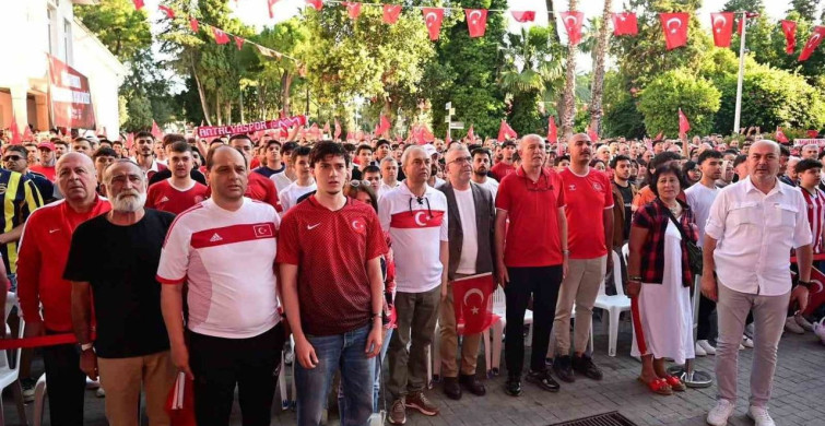 Dokumapark’ta milli heyecan: Antalyalılar Kepez’de dev ekranda buluştu