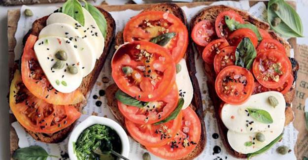 Domates ve Mozzarella Peynirli Ekmek Üstü Tarifi