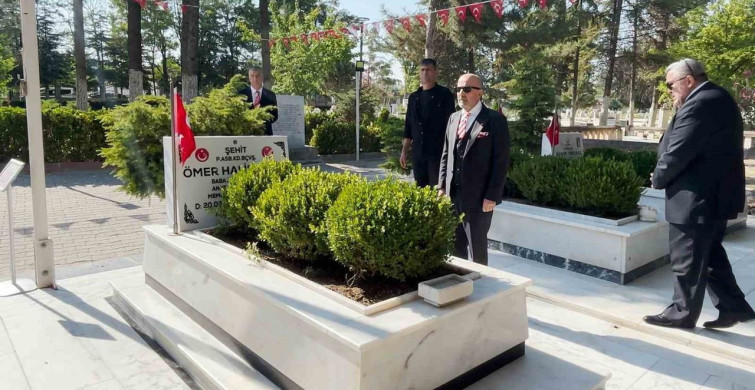 Dönemin özel kuvvetler komutanı Aksakallı, şehit Ömer Halisdemir’in kabrini ziyaret etti: 15 Temmuz, tarihi bir dönüm noktasıdır