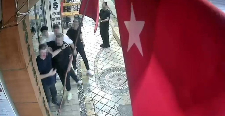 Dört kişi tarafından darbedilen şahısın saldırı anı güvenlik kamerasında