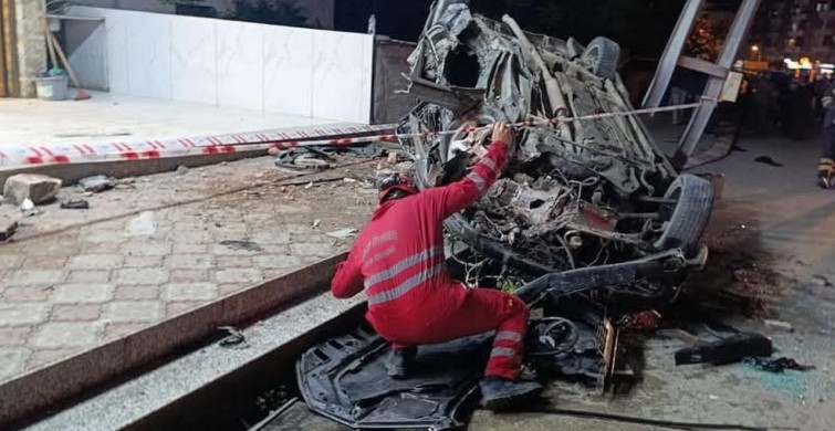 Dörtyol'da Kaza: Aydınlatma Direğine Çarpan Araç Hurdaya Döndü, 2 Yaralı